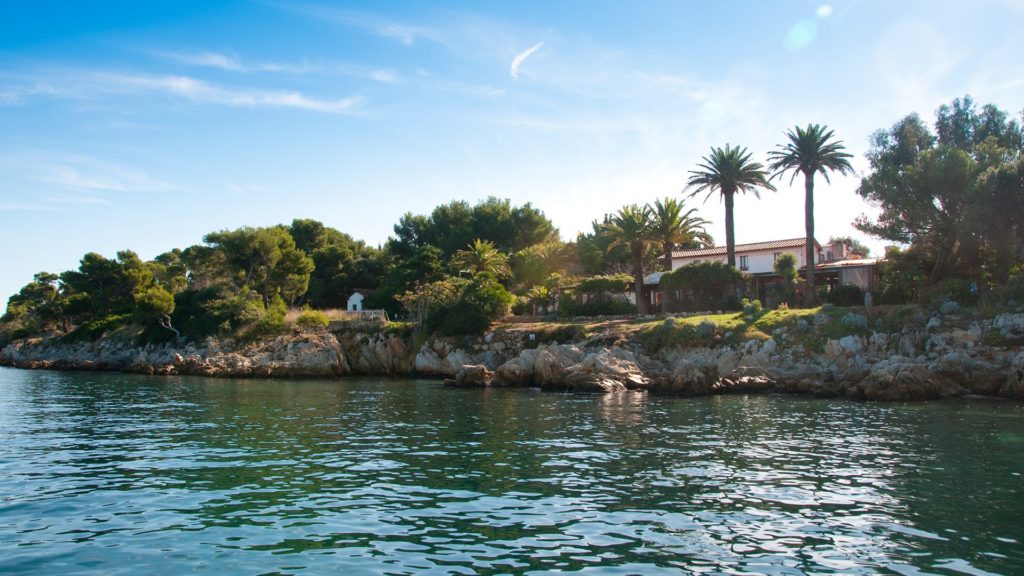 Vista desde el mar del restaurante La Tonelle en St Honorat