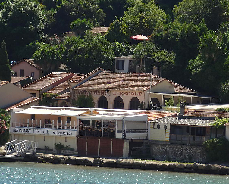 Restaurante L'escale desde el mar desde el ferry trans cote d'azur