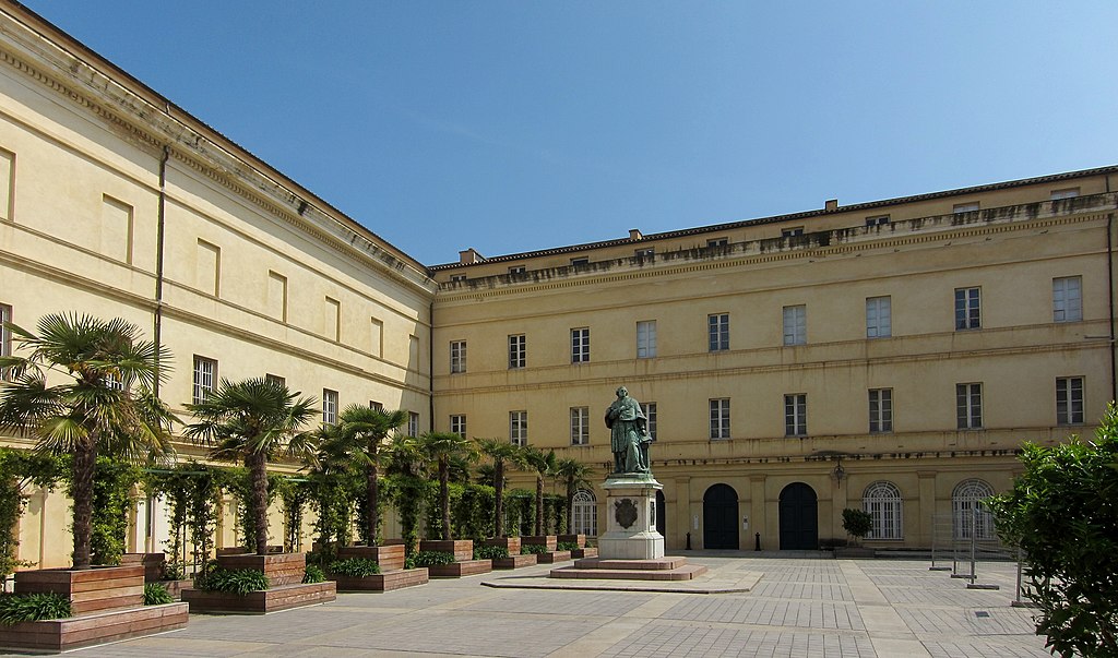 Palais Flesch en Ajaccio del tío de Napoleón. Exterior del patio con una estatua en el centro y dos lados del edificio de piedra