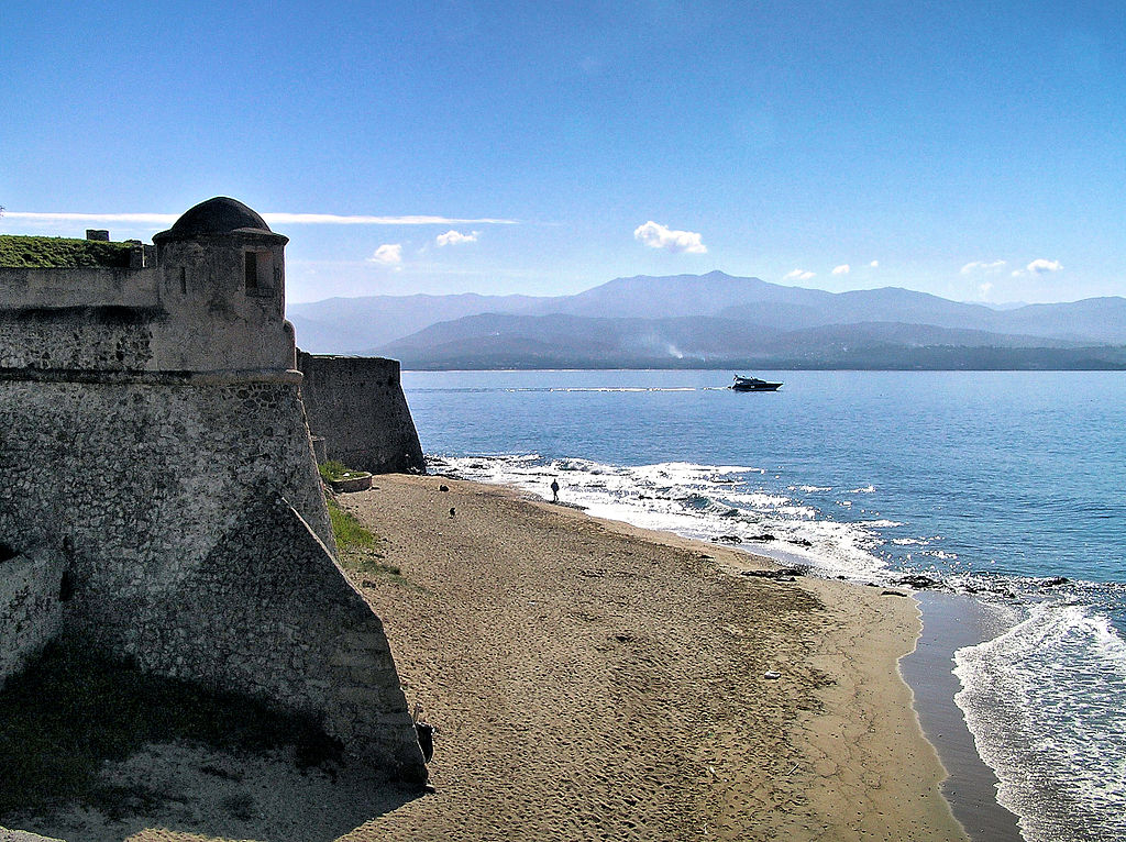 Mirando una ciudadela en Ajaccio con mar y nubes detrás