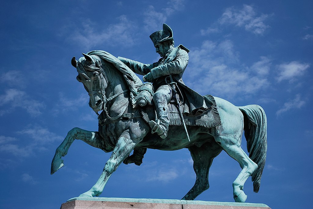 Cerrar mirando hacia la estatua de bronce del héroe de Napoleón en un caballo al galope