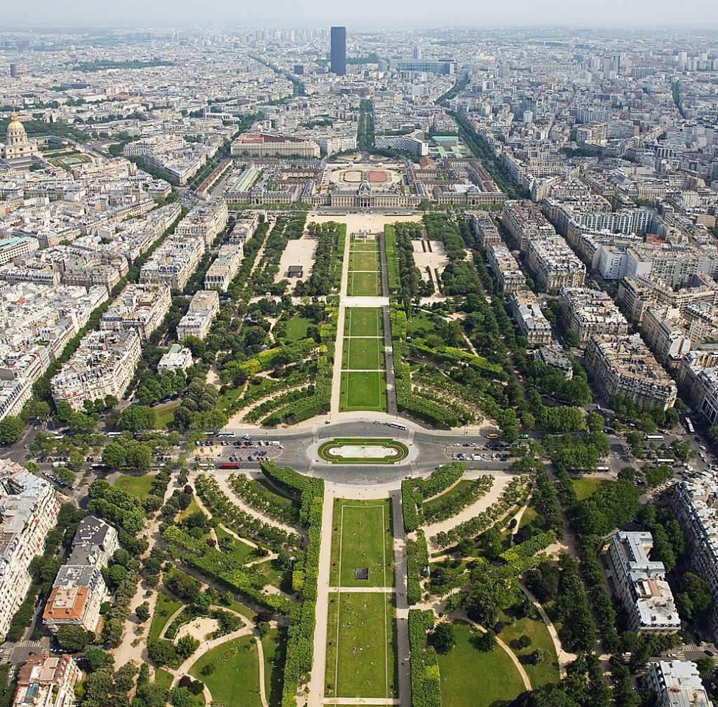 Champ de Mars desde lo alto de la Torre Eiffel que muestra un gran parque largo con un círculo central y caminos que conducen a la Ecole Militaire