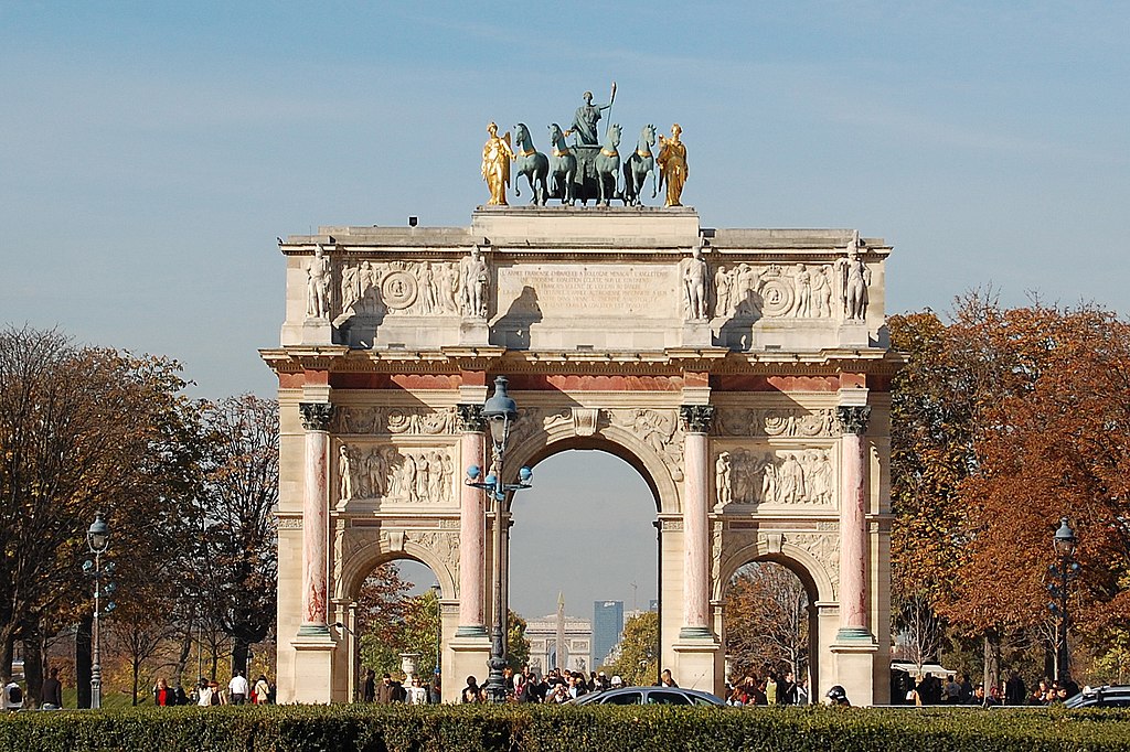 Arc du Carrousel en París mirando la cara del arco triunfal. Estilo clásico con carruaje y caballos encima