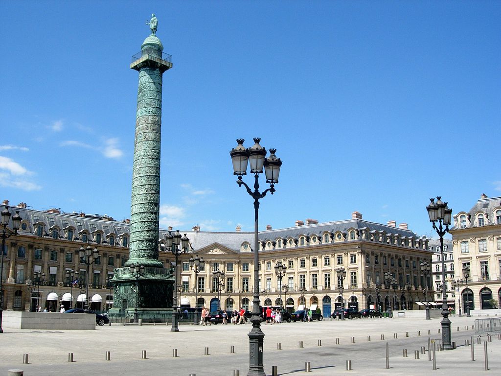 El lugar del vendedor de Napoleón en París y una columna en París que muestra una gran plaza con edificios neoclásicos en un lado, una columna con Napoleón en la parte superior y una farola en el frente