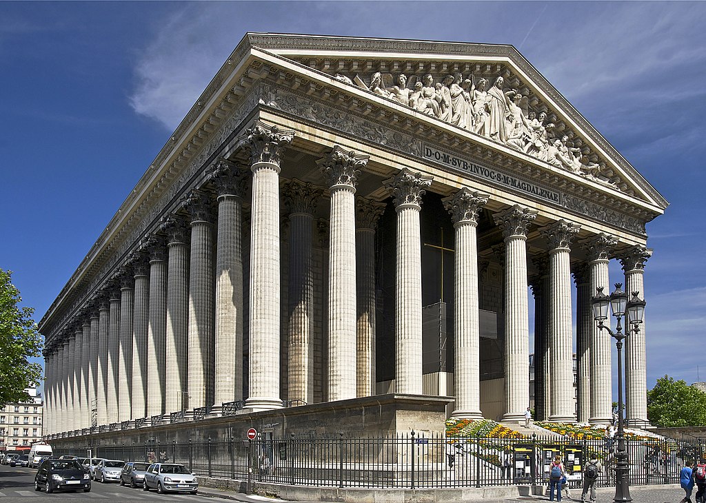 Iglesia de Madeleine en París que muestra el exterior de un templo neoclásico