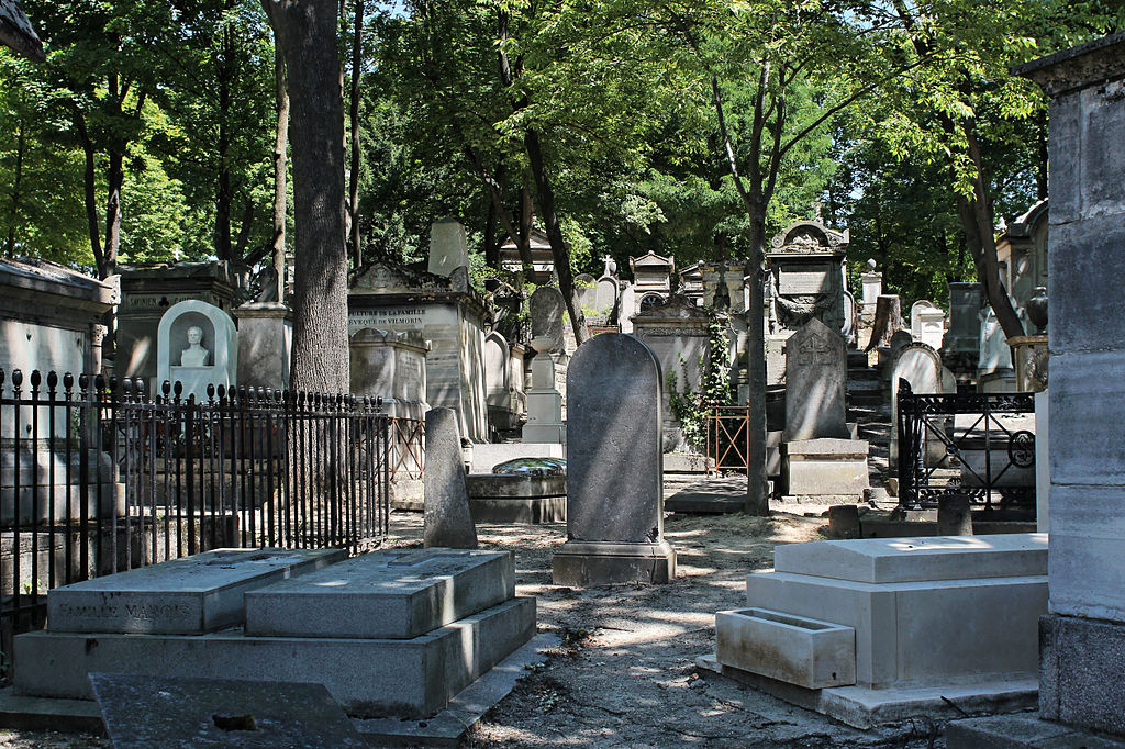 Cementerio Père-Lachaise con muchas tumbas y lápidas ornamentadas con ángeles, etc. entre senderos arbolados