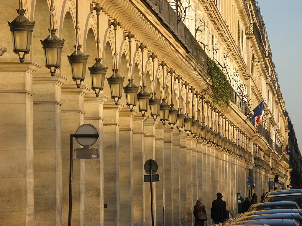 Rue de Rivoli edificios clásicos con arcos debajo y lámparas de hierro fundido mirando hacia un lado de la calle