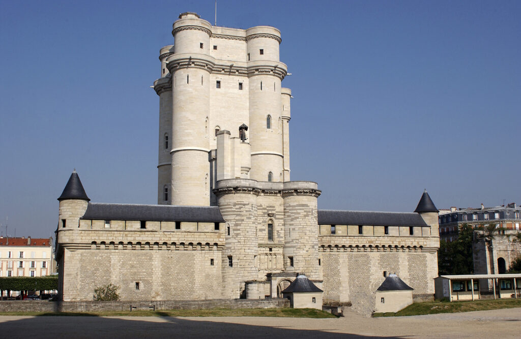 Castillo de Vincennes con una enorme torre detrás de las murallas fortificadas