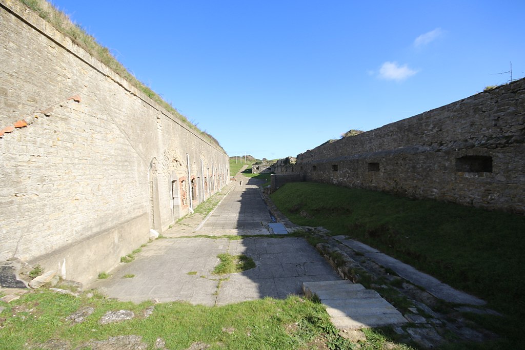 Francia Napoleón Fort de la Creche cerca de Boulogne mostrando un largo pasaje al aire libre entre dos muros defensivos