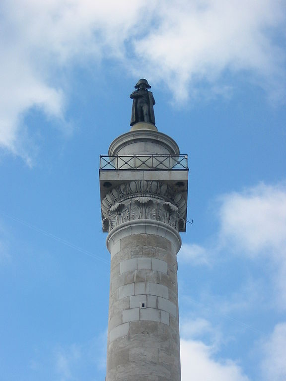 Mirando hacia arriba a una columna alta en Boulogne con Napoleón en la parte superior