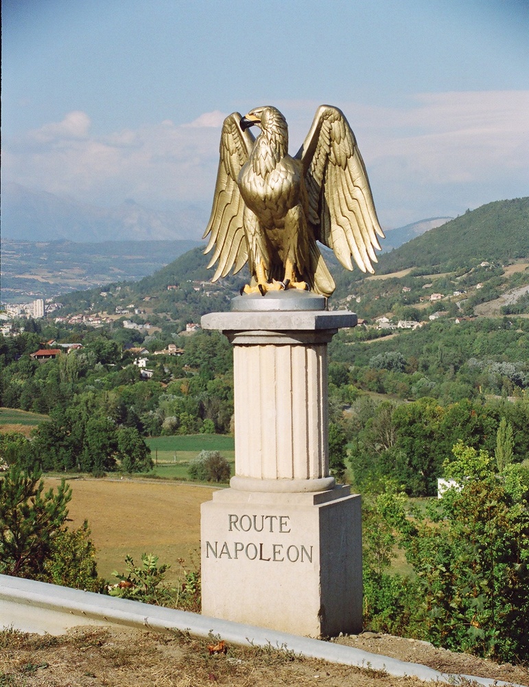 Estatua del águila dorada en la parte superior de la estatua al lado de la carretera en la Ruta Napoleón en los Alpes franceses del sur