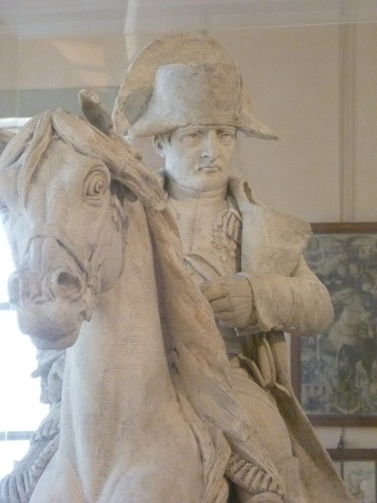 Una vista de la mejor mitad de Napoleón sentado en un caballo cuya cabeza y hombros se pueden ver en la estatua en su casa en Ile d'Aix