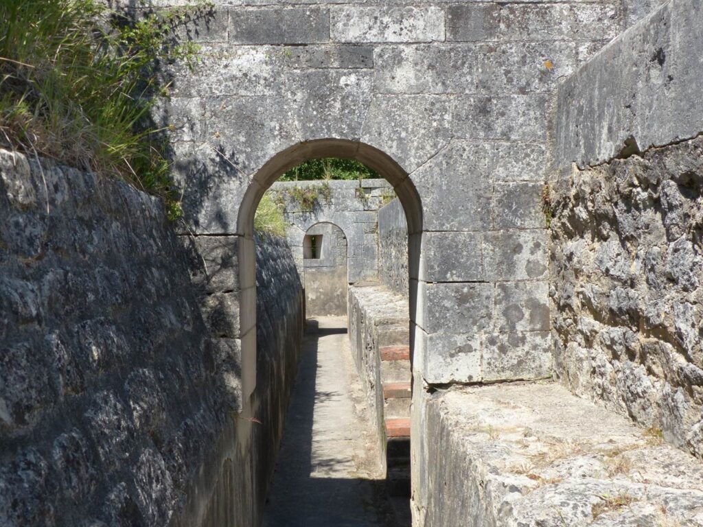 Fort Liedot en Ile d'Aix mirando a lo largo de un camino subterráneo entre arcos de piedra