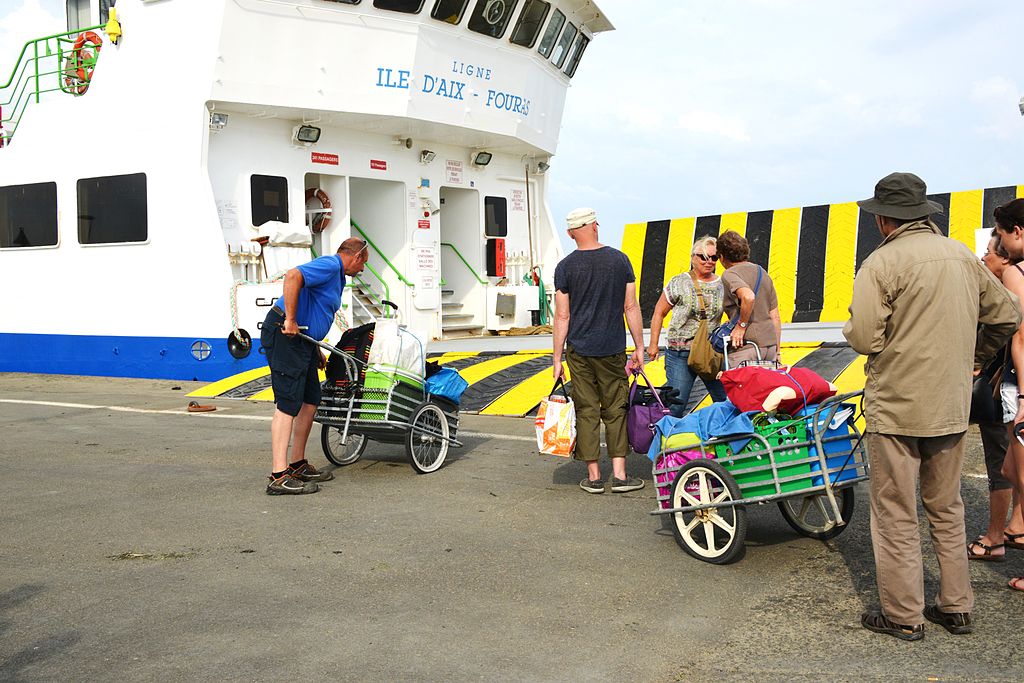 Embarque en el ferry a Ile d'Aix con personas empujando grandes carros de mano por rampas