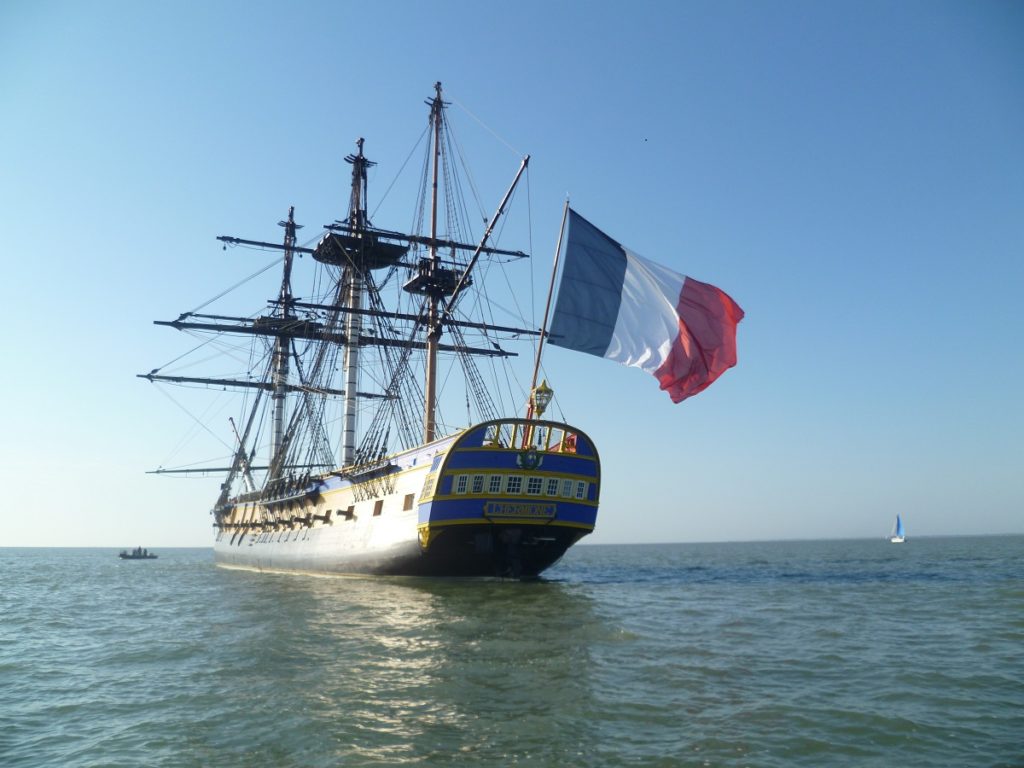 L'Hermione, la réplica del barco que trajo a Lafayette a América. Por mar navegando con la bandera francesa ondeando pero no navegando hacia arriba