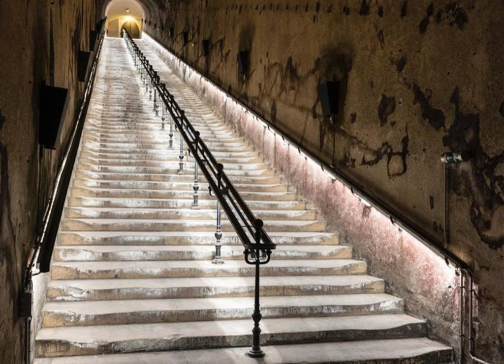 116 escalones hasta la bodega Pommery en Reims mirando hacia arriba