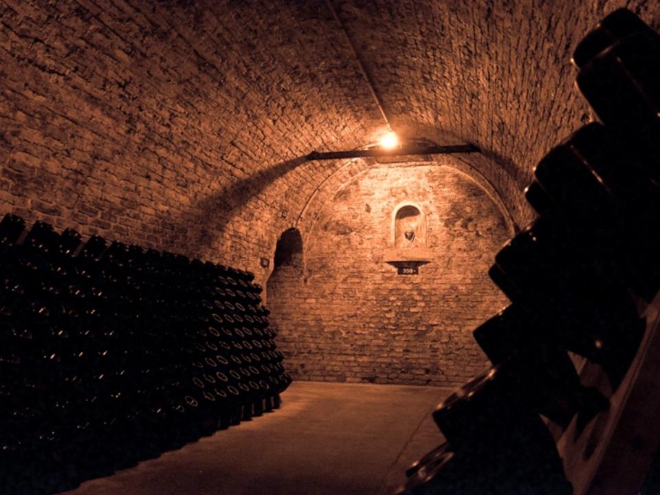 Bodega abovedada de Lanson Reims con cueva de piedra apagada y botelleros