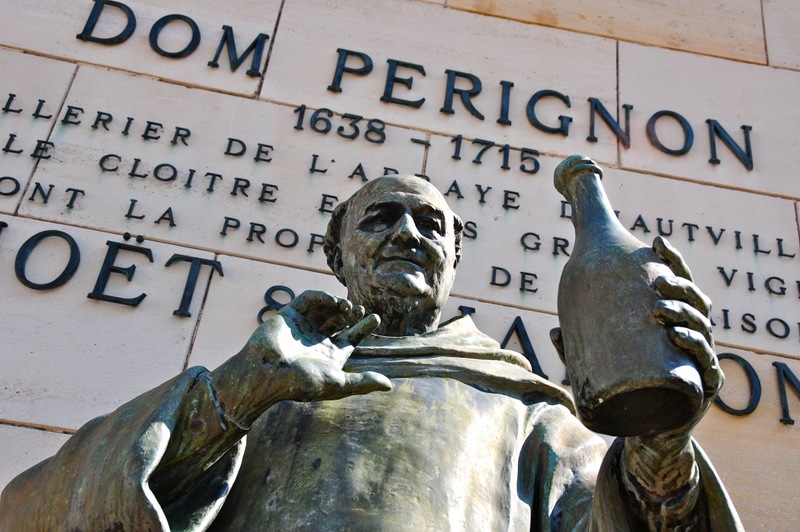 Estatua superior de Dom Peerignon en Epernay con una placa en la parte posterior que describe al inventor de la champaña