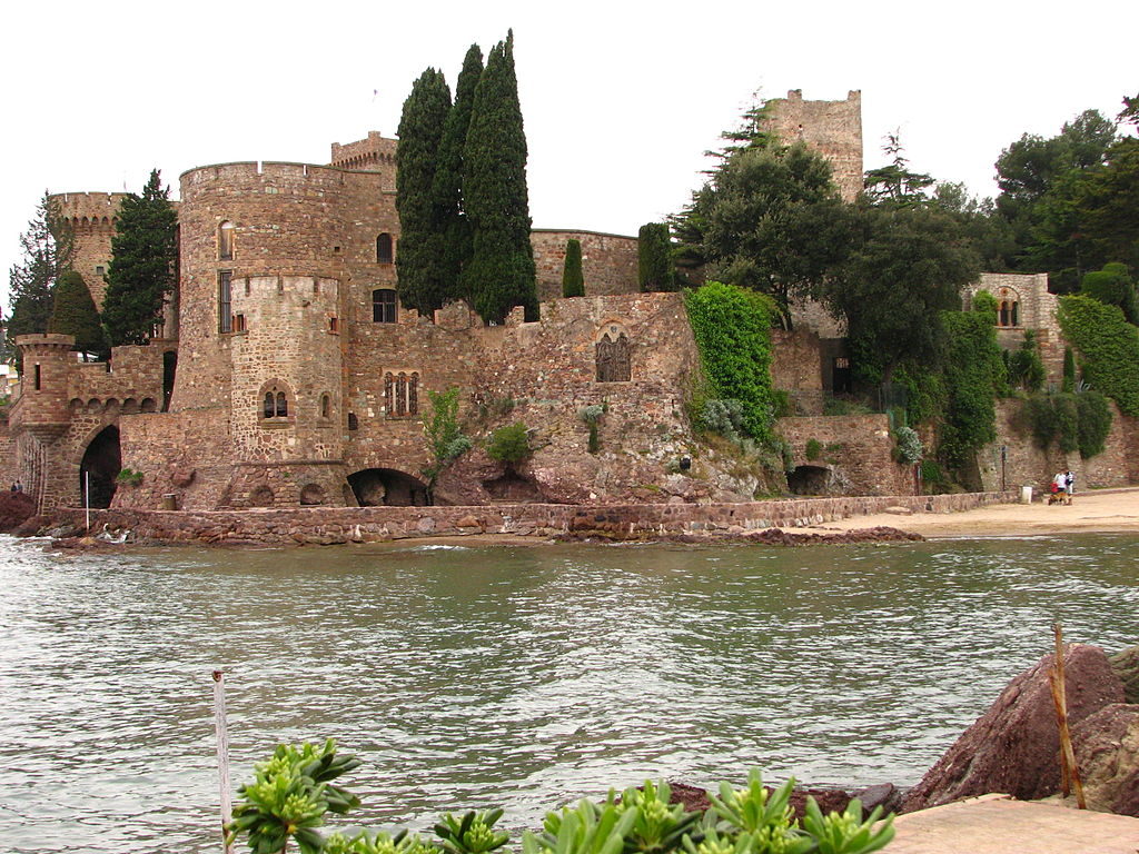 Castillo de piedras calientes en el castillo de Mandelieu La Napoule desde el mar