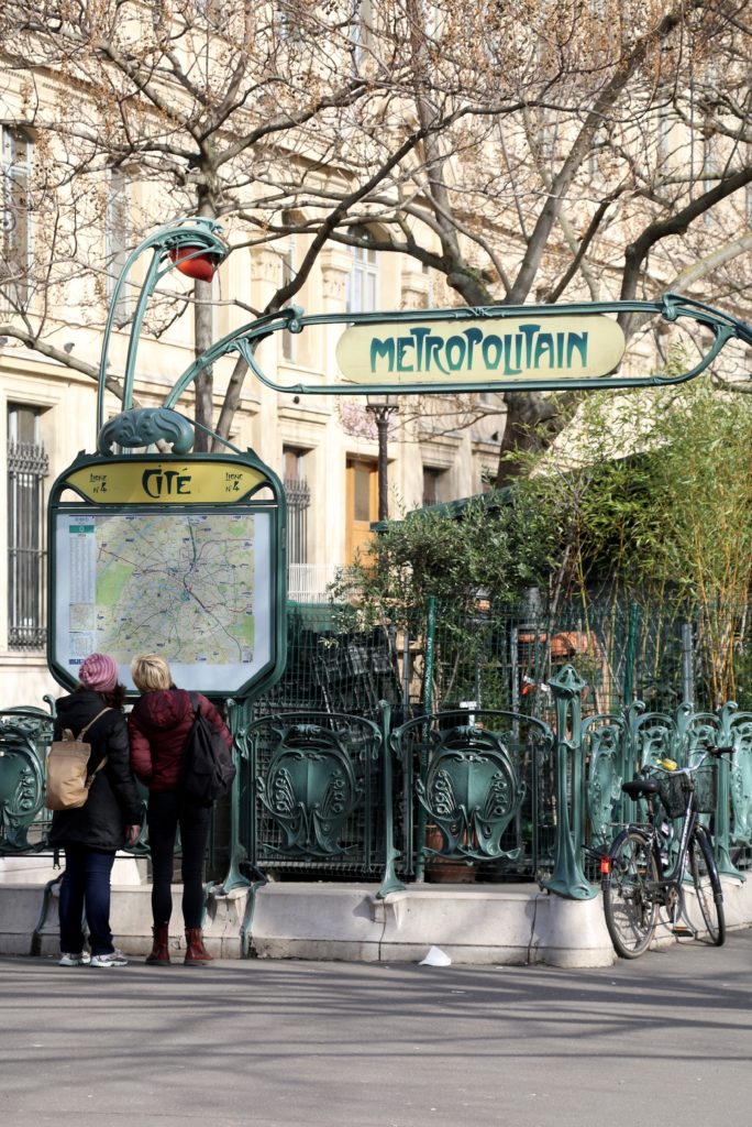 Señal de metro en una calle de París