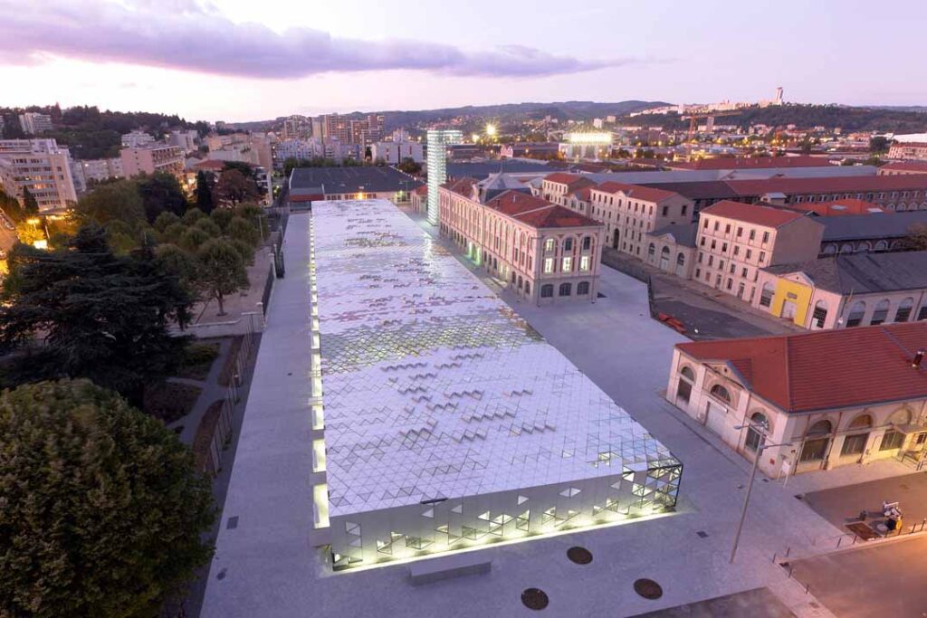 Vista aérea mirando hacia la antigua Fabricación de Armas en Saint-Etienne ahora con Cite de Desing, un largo edificio moderno en frente