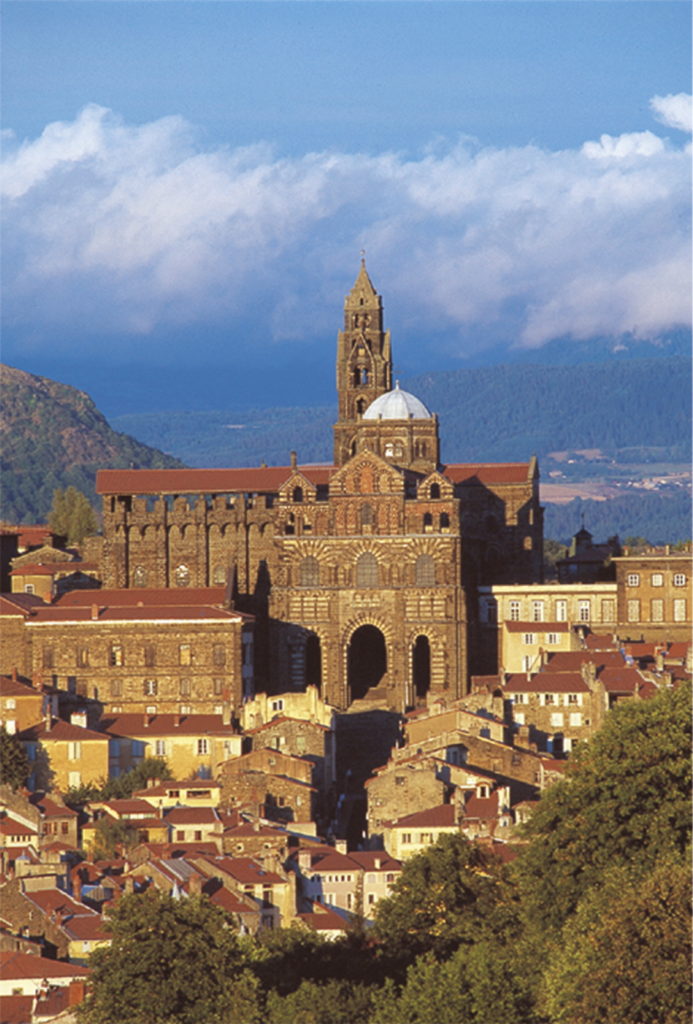 Vista desde la distancia de la Catedral de Le Puy en Velay en lo alto de la ciudad con techos rojos, enorme torre