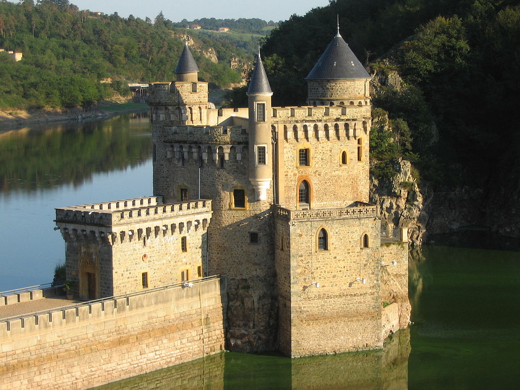 Château de la Roche edificio de piedra y paredes y puente de piedra de pie en el río Loira con colinas detrás