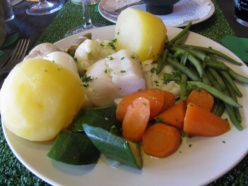 Plato de alioli con verduras - zanahorias, patatas, alubias y ajo