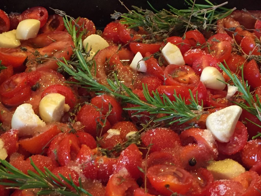 tomates, ajo, romero fresco, calabacines para ratatouille