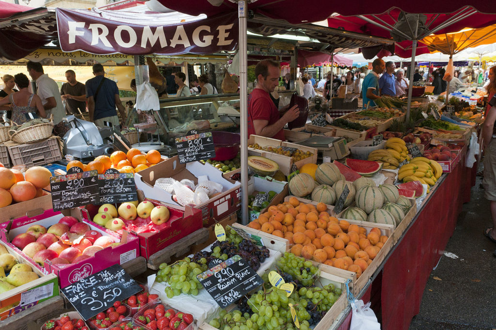 Mercado de Aix-en-Provence con puestos de frutas y verduras y puestos de venta