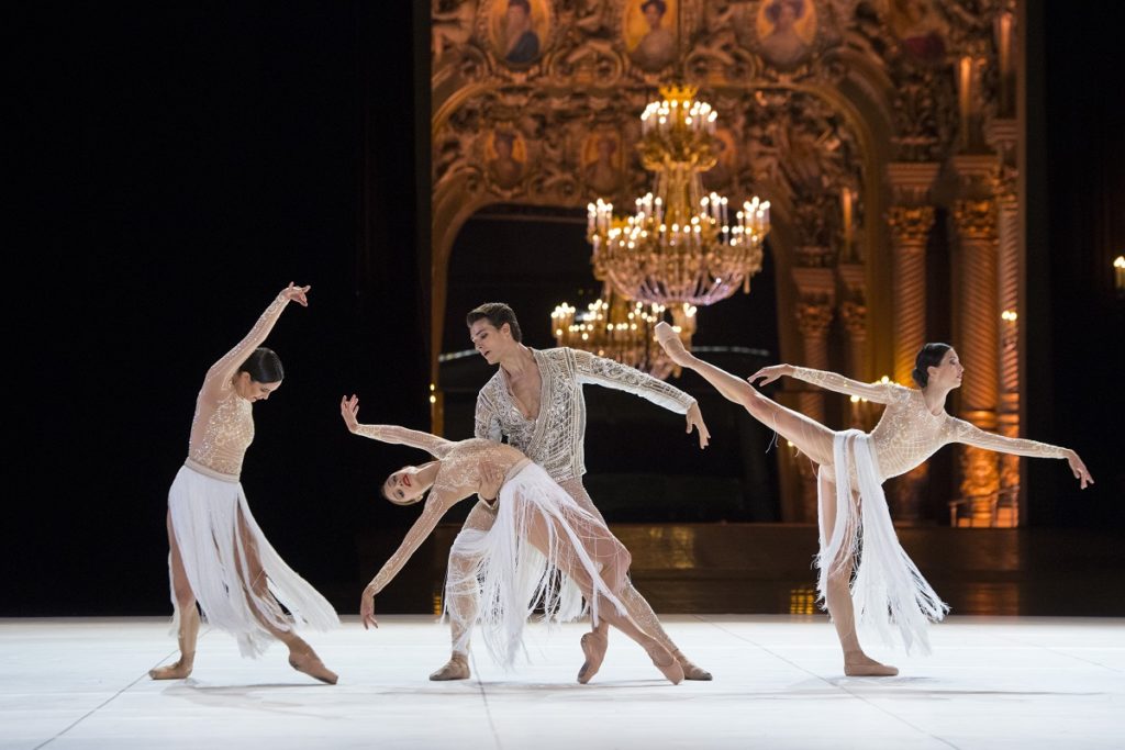 Ballet Opera National de Paris con bailarinas cubiertas de blanco y un bailarín 