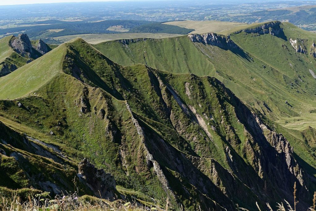 Puy de Sancy visible desde lejos con fuertes pendientes en verano