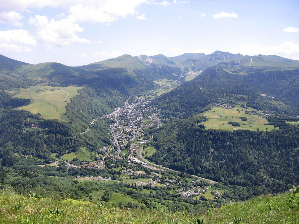 La montaña Le Mont Dore visible desde lejos es una de las cadenas montañosas más grandes de Francia