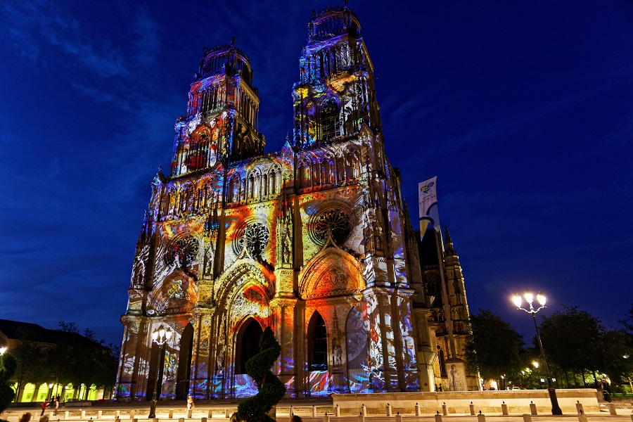 Un espectáculo de luz y sonido en la catedral de Orleans con muchos colores en