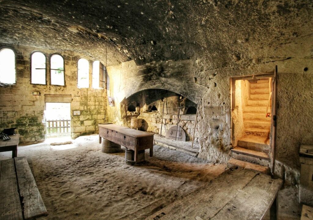 Château de Brézé Cocinas subterráneas del Valle del Loira con cuevas abovedadas con mesas y escaleras que salen