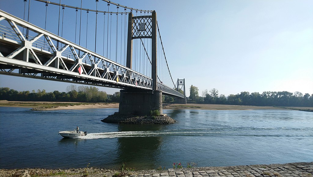 Un gran puente colgante de hierro largo en el valle del Loira de Ancenis sobre el río