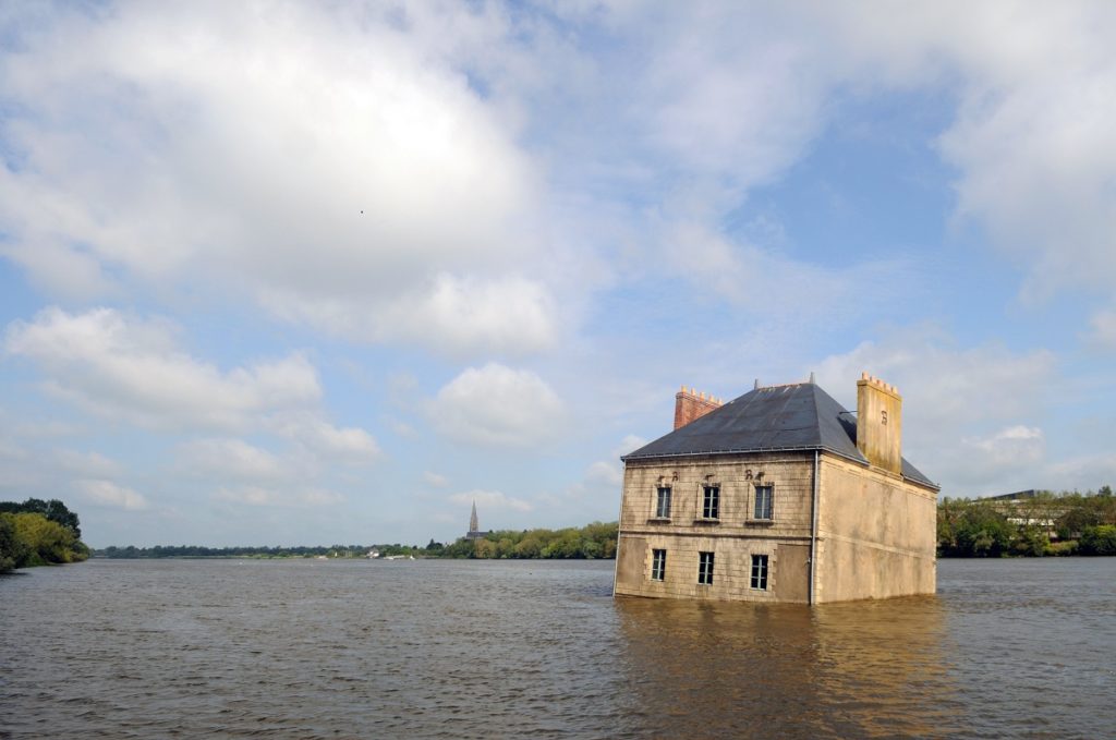 Media casa ahogada en el río en Nantes Voyages