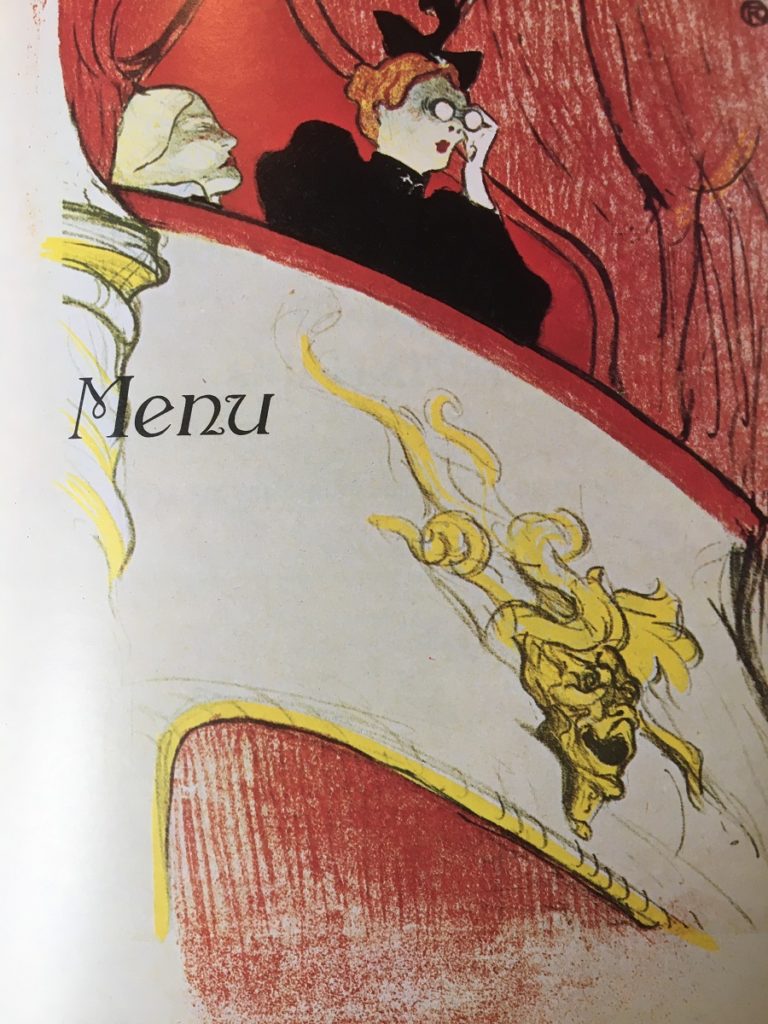 Una página de menú en el arte de la cocina con un menú escrito a la izquierda en una imagen de un palco de teatro con una dama y caballeros en sus asientos, ella con anteojos de ópera.