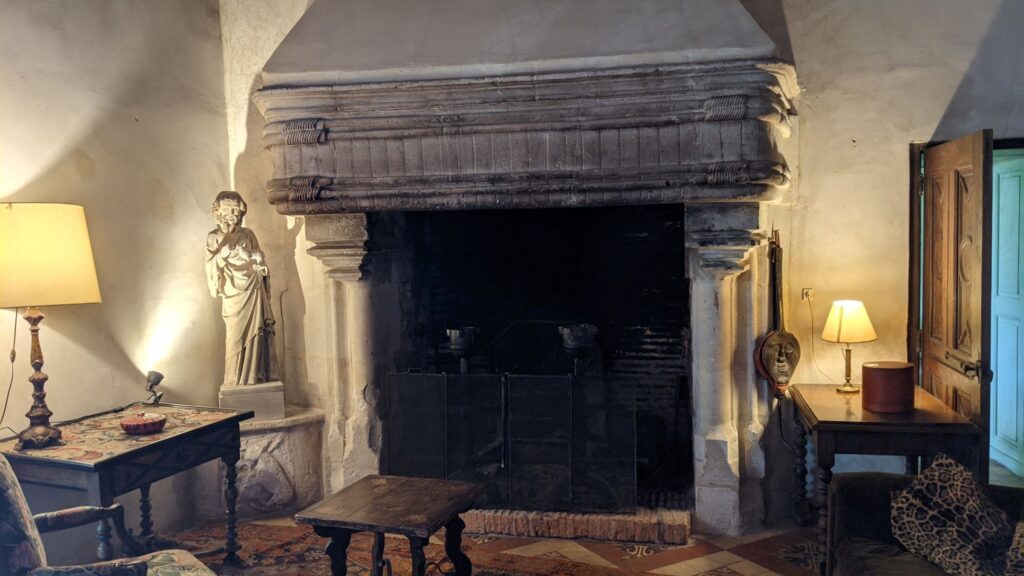 Chateau de Bazouges Valle del Loira Sala de guardia con enorme chimenea de piedra