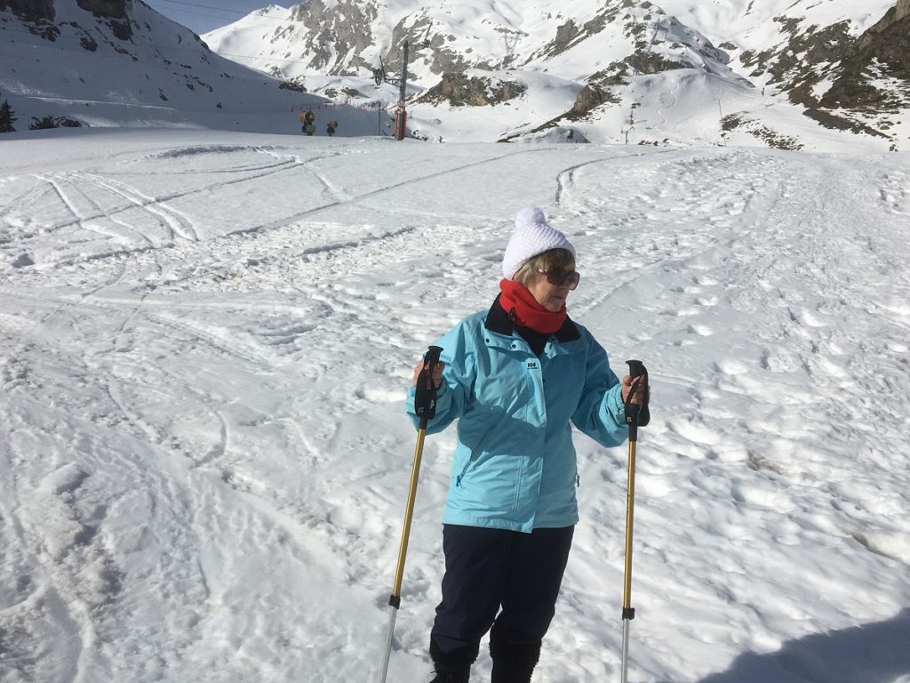 Mary Anne Evans con esquís en el resort lista para las pistas