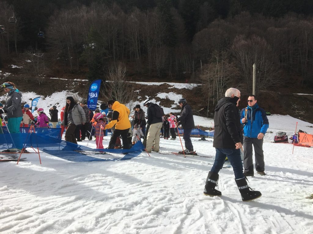 La multitud de familias esperando para entrar en la alfombra mágica del Tourmalet