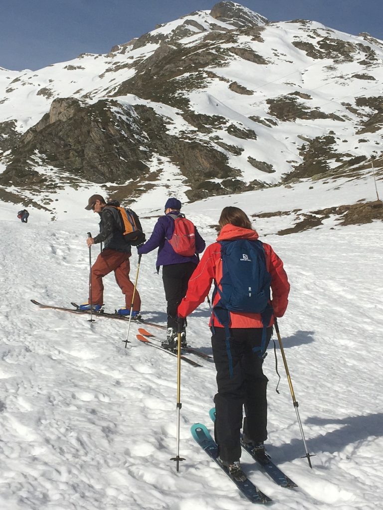 3 esquiadores subiendo