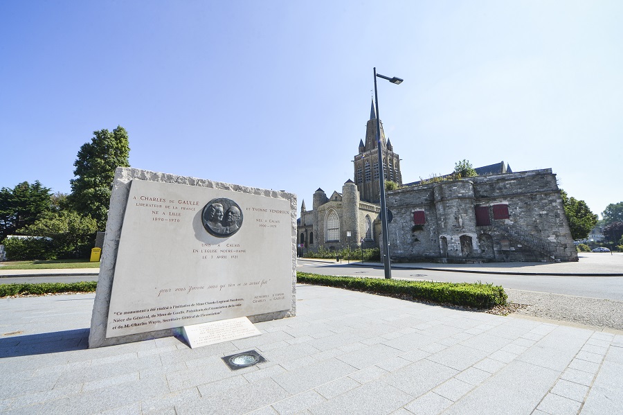 Una vista de la iglesia de Notre Dame en Calais en el fondo con una gran placa que conmemora la boda de Charles de Gaulle y una chica local