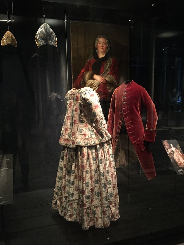 Trajes del siglo XVIII en el Museo Lhasa Calais, ricos trajes femeninos y masculinos en modelos