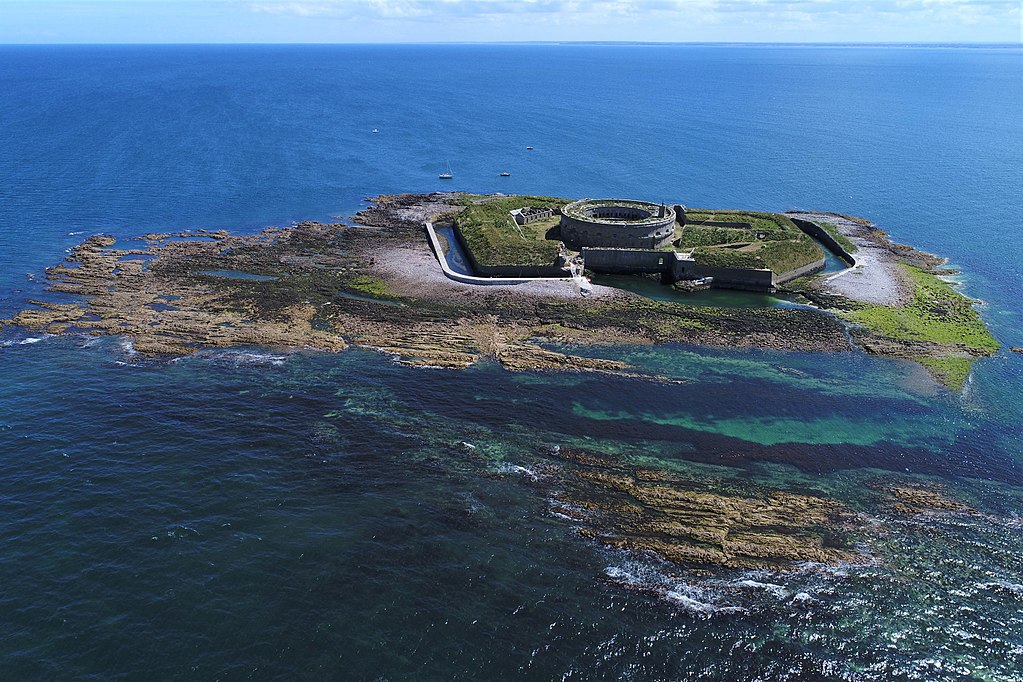 Vista aérea de Ile du Large en las islas de Saint Marcouf con un fuerte redondo central rodeado de murallas defensivas en un pequeño afloramiento rocoso