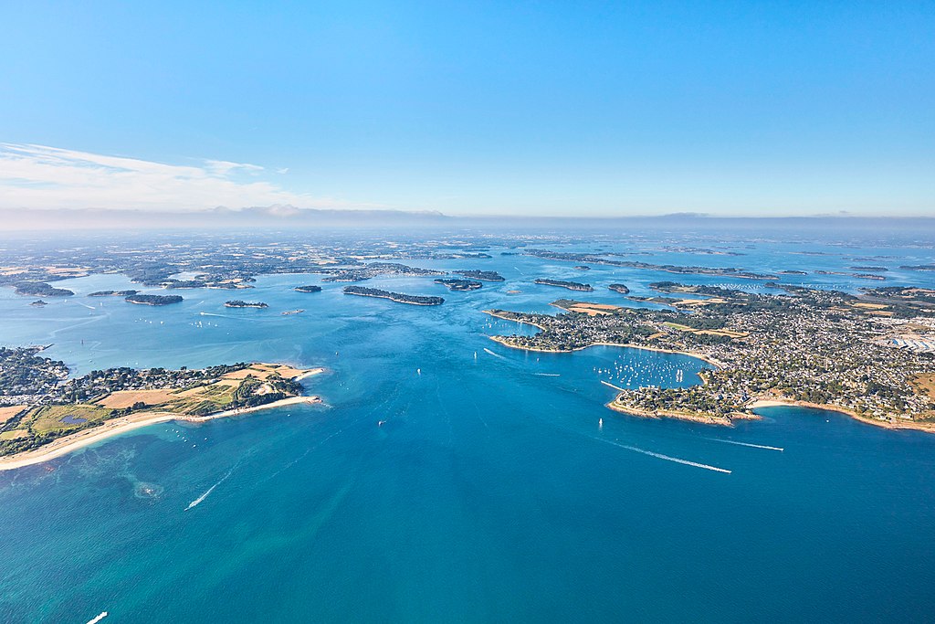 Vista aérea del Golfo de Morbihan de las islas de Bretaña que muestra muchas islas pequeñas en el mar azul profundo