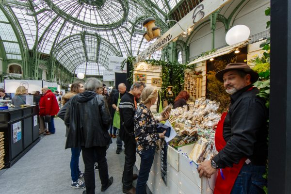 Espectáculo Taste of Paris con gente en los puestos del Grand Palais