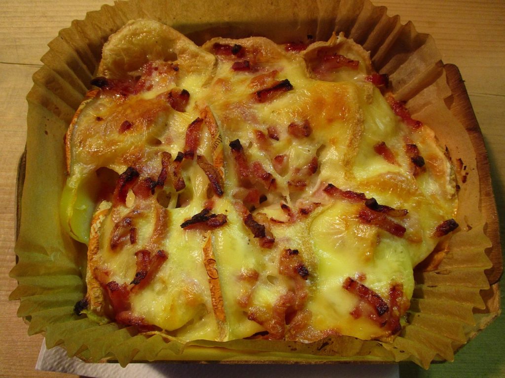 Tartiflette de queso al horno, patatas, cebolla en estuche de cartón