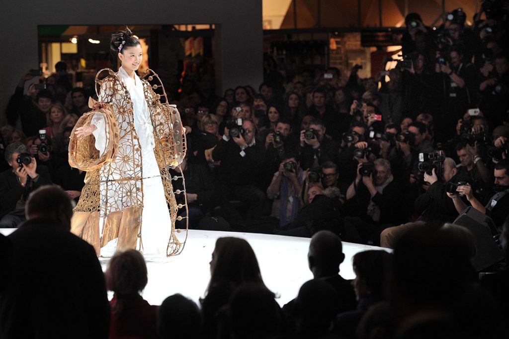 Espectáculo de chocolate en París con una modelo con un vestido de chocolate