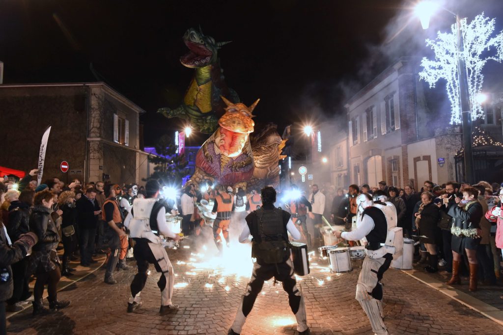 epernay Festivales en diciembre con figuras iluminadas en blanco en las calles